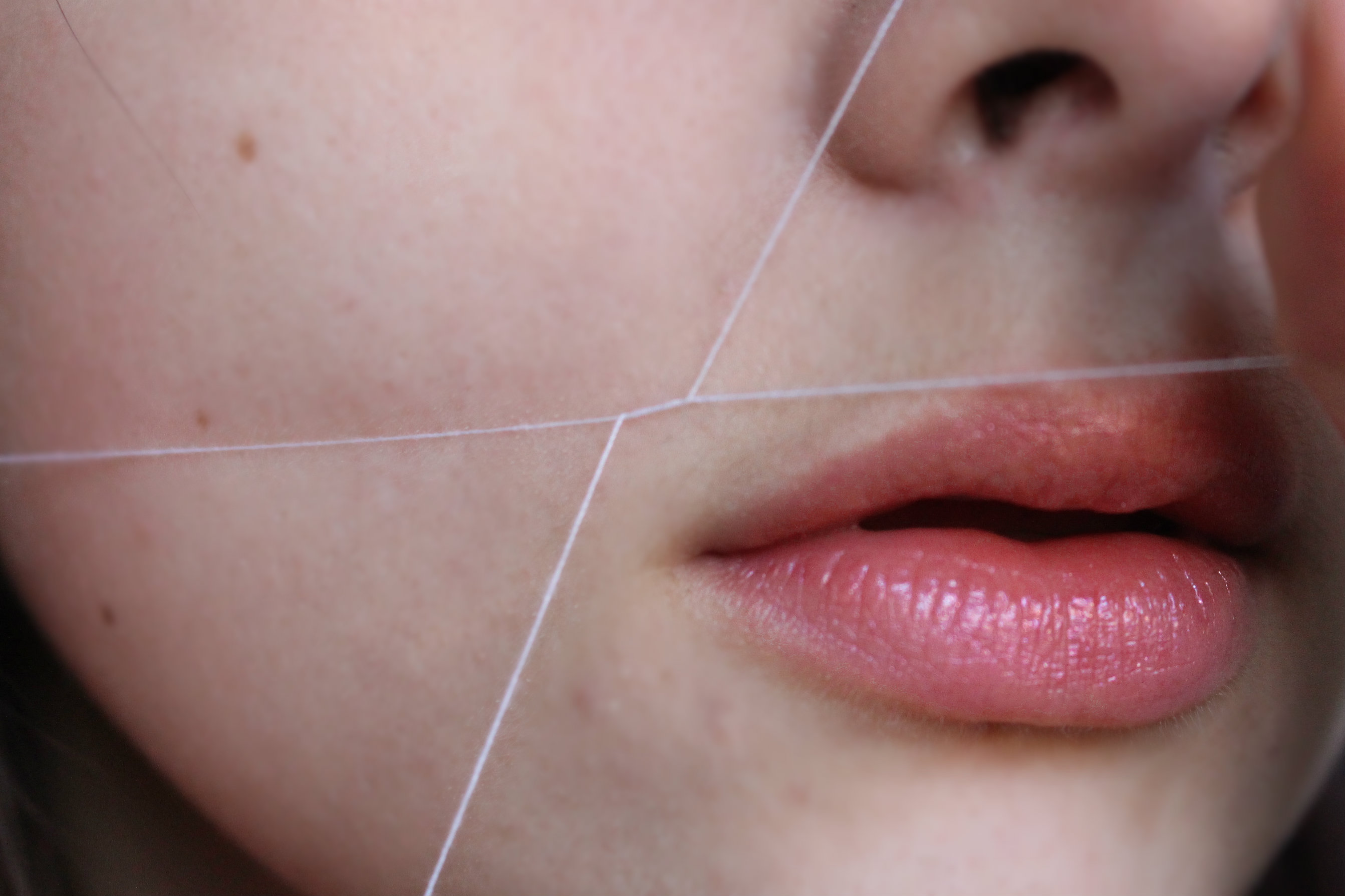 Усы у женщины над губой. Тридинг нитью верхней губы. Эпиляция на лице ниткой. Усики над губой.